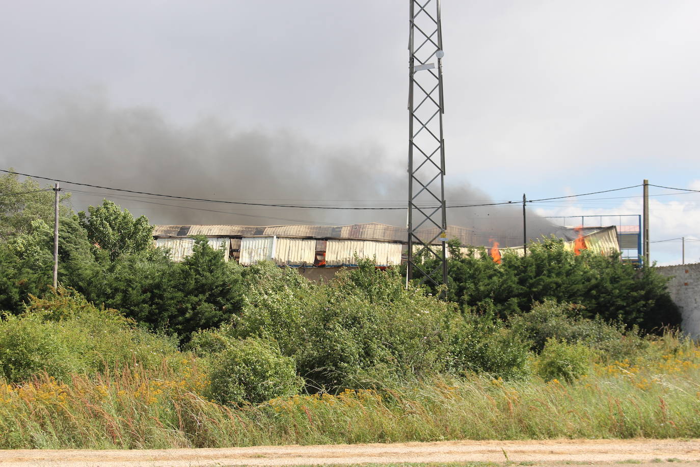 Un gran incendio devora una nave industrial con productos químicos y alcanza a otras anexas en Valverde de la Virgen.