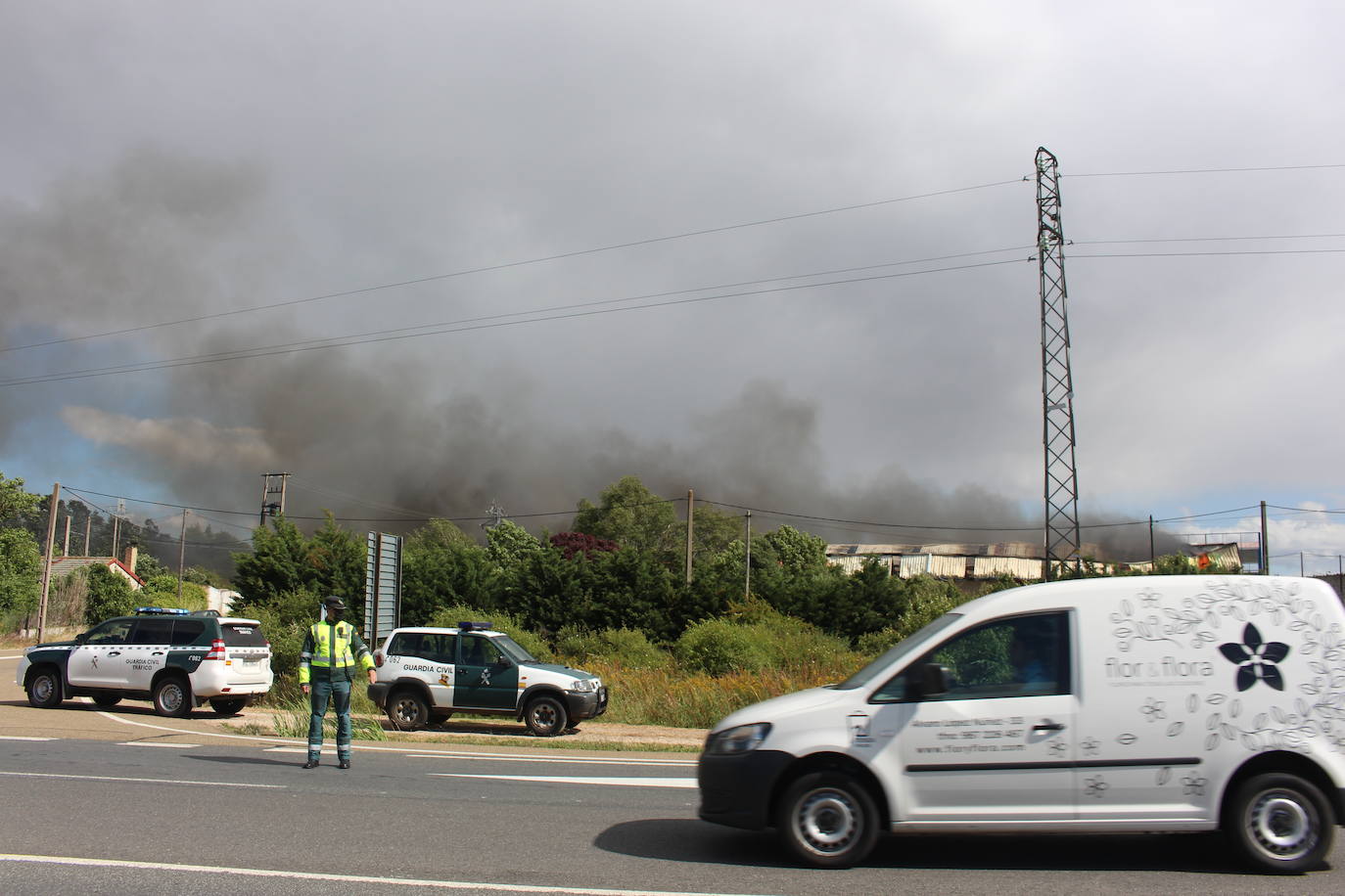 Un gran incendio devora una nave industrial con productos químicos y alcanza a otras anexas en Valverde de la Virgen.