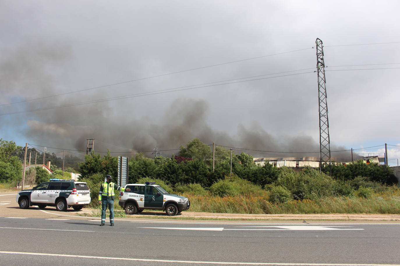 Un gran incendio devora una nave industrial con productos químicos y alcanza a otras anexas en Valverde de la Virgen.