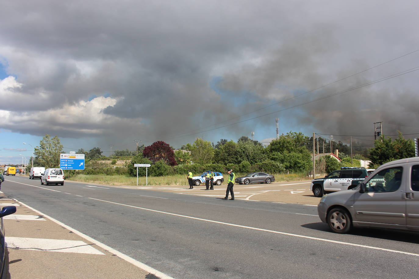 Un gran incendio devora una nave industrial con productos químicos y alcanza a otras anexas en Valverde de la Virgen.