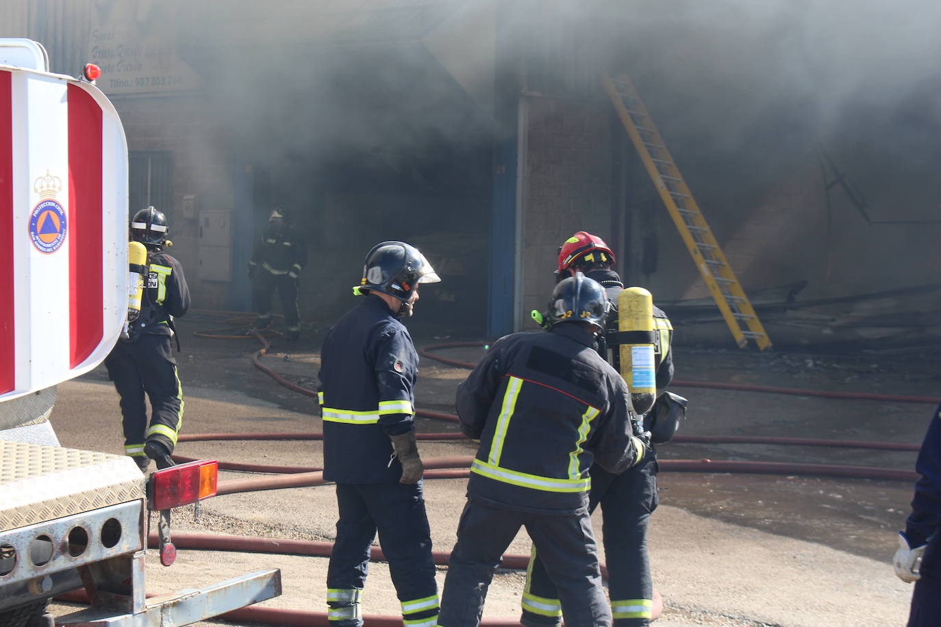 Un gran incendio devora una nave industrial con productos químicos y alcanza a otras anexas en Valverde de la Virgen.