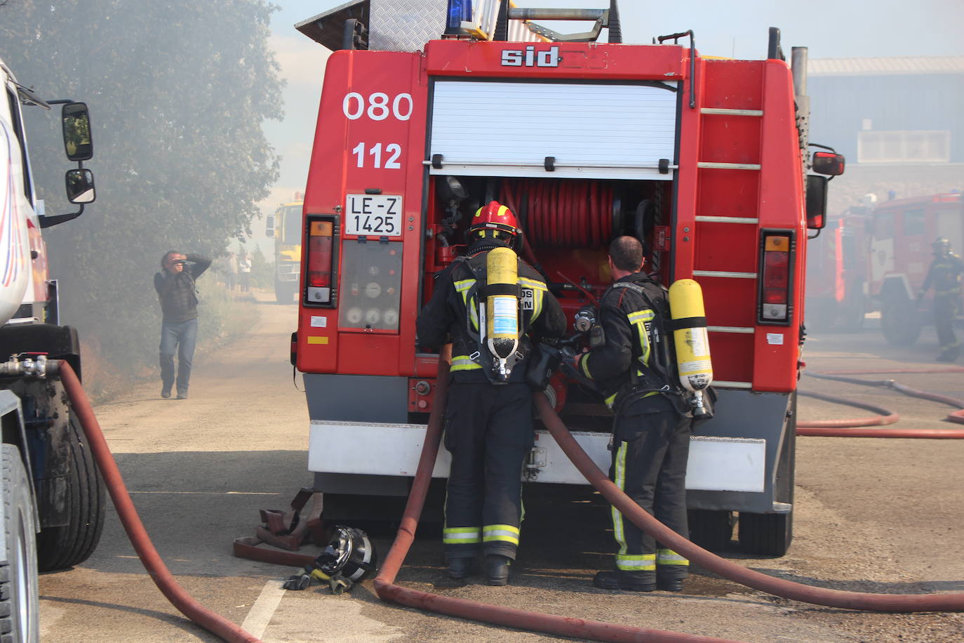 Un gran incendio devora una nave industrial con productos químicos y alcanza a otras anexas en Valverde de la Virgen.