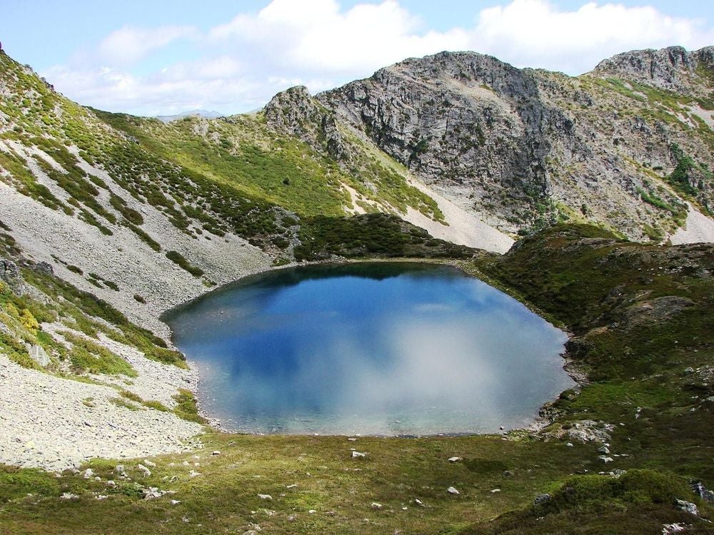 Monte Meno | Cubillos del Sil. Avanzando desde estalo calidad se alcanza el mirador de la Peña El Cuervo, desde donde se pueden obtener unas bonitas vistas del municipio de Cubillos. Unos metros por encima del mirador de la Peña el Cuervo, nos encontramos con el Mirador del Monte Meno, un lugar al que merece la pena subir y contemplar el atardecer sobre el pantano de Bárcena, con los Montes Aquilianos de fondo.