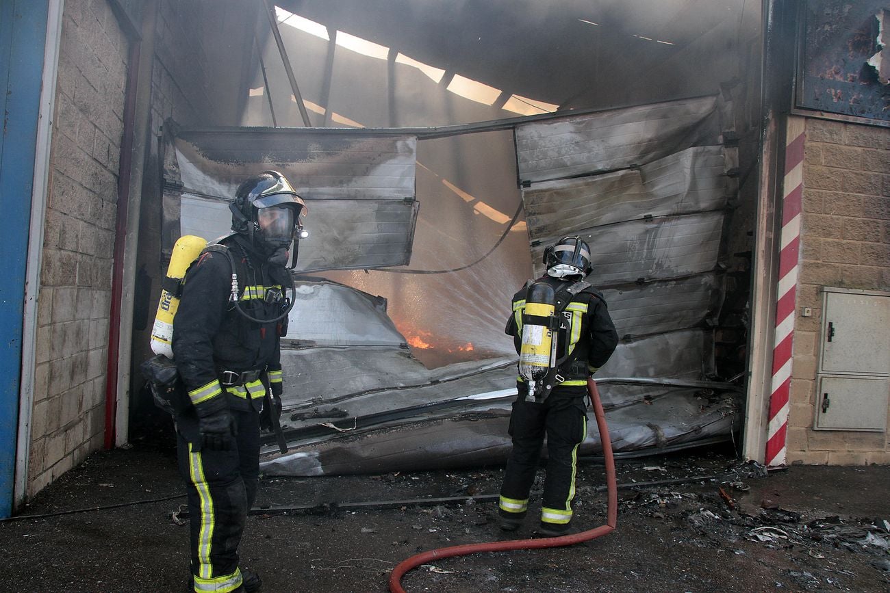 Efectivos del Cuerpo de Bomberos de León intervienen en un incendio originado en una nave en el municipio de Valverde de la Virgen. 