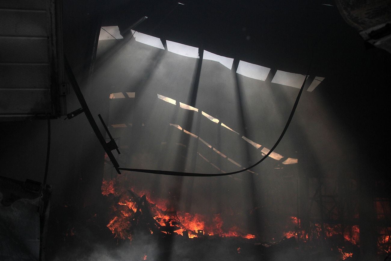 Efectivos del Cuerpo de Bomberos de León intervienen en un incendio originado en una nave en el municipio de Valverde de la Virgen. 