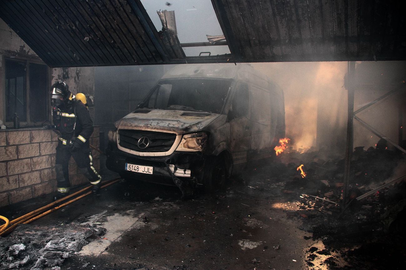 Efectivos del Cuerpo de Bomberos de León intervienen en un incendio originado en una nave en el municipio de Valverde de la Virgen. 