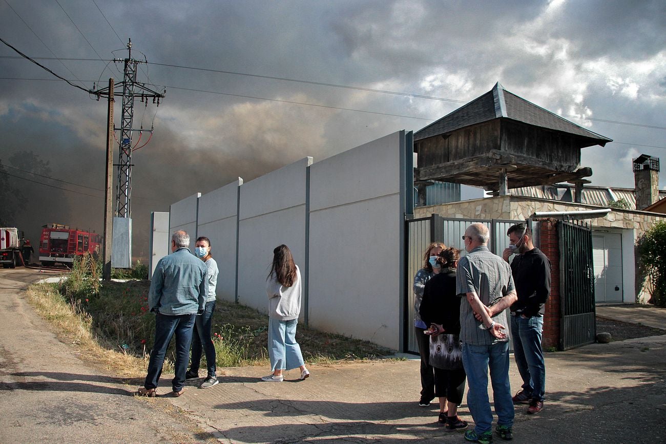 Efectivos del Cuerpo de Bomberos de León intervienen en un incendio originado en una nave en el municipio de Valverde de la Virgen. 