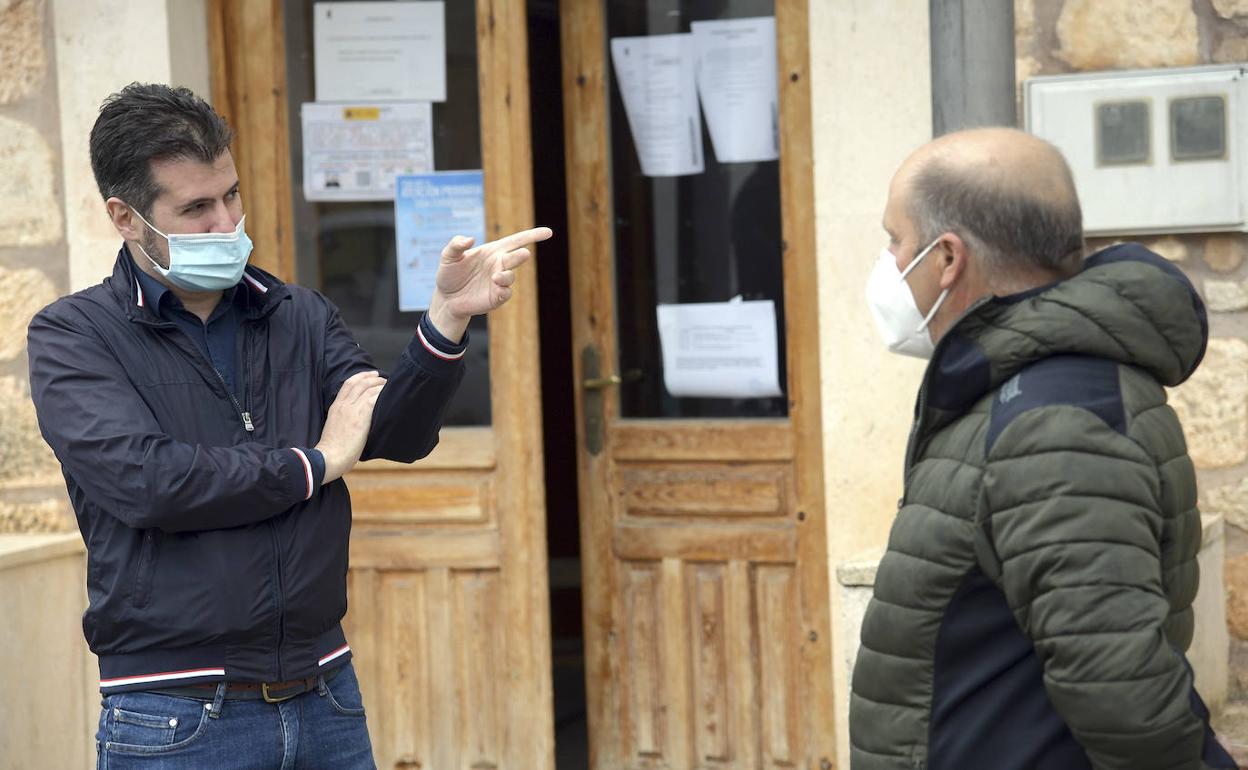 El secretario general del PSOE de Castilla y León, Luis Tudanca (I), visita el Ayuntamiento de Valdorros