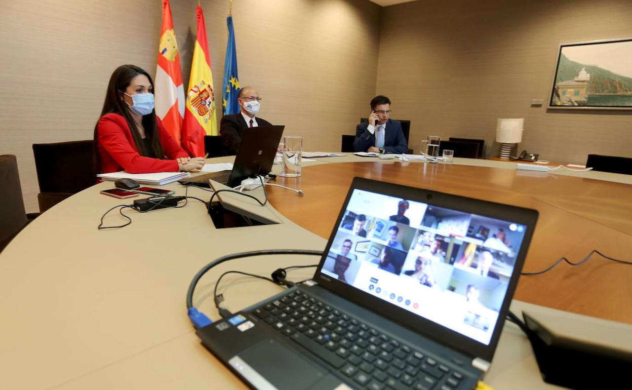 El presidente de las Cortes y de la Fundación Villalar, Luis Fuentes, preside la reunión del patronato de la Fundación celebrada por videoconferencia.