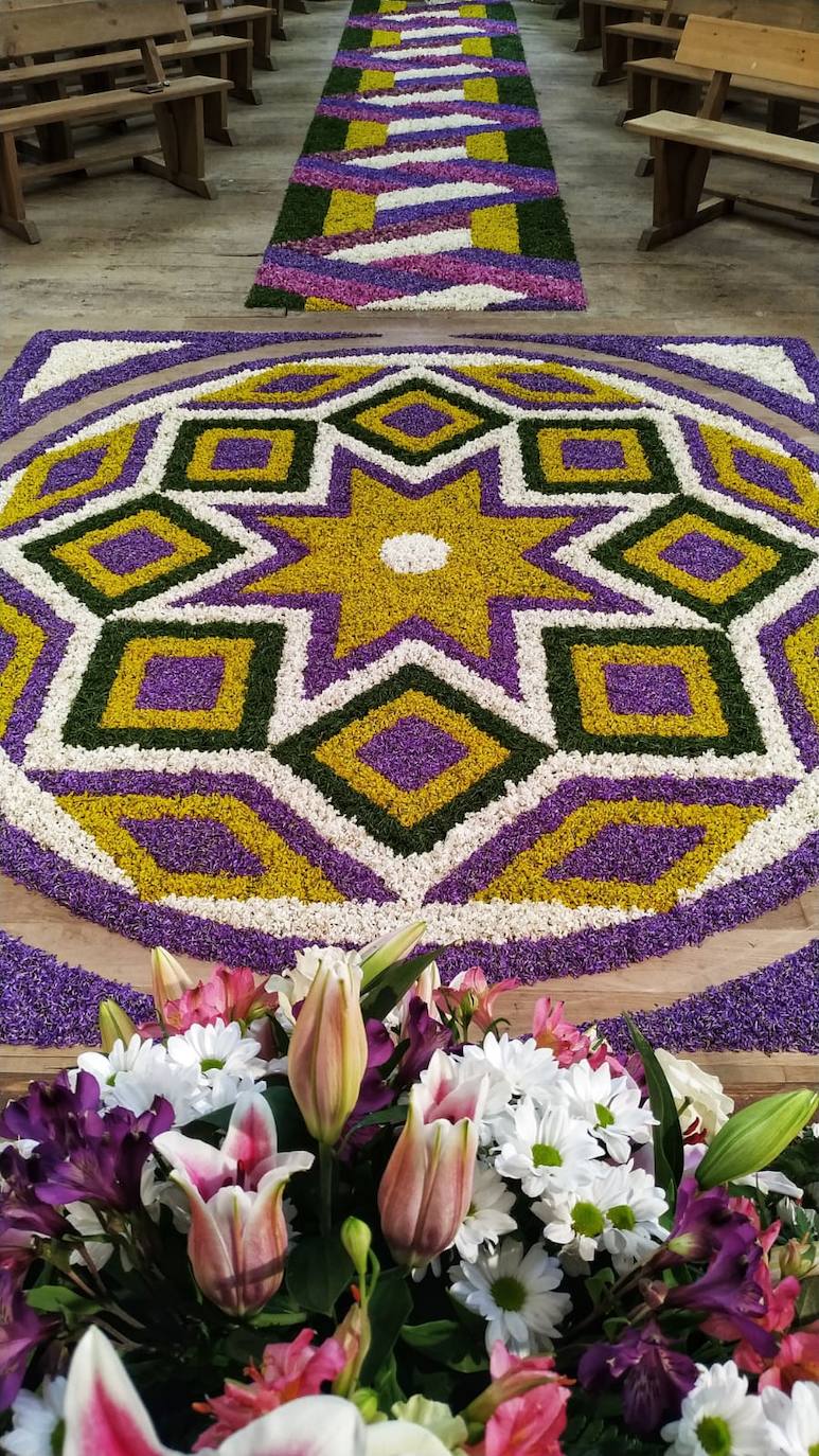 Fotos: Una alfombra de flores en Cuenabres