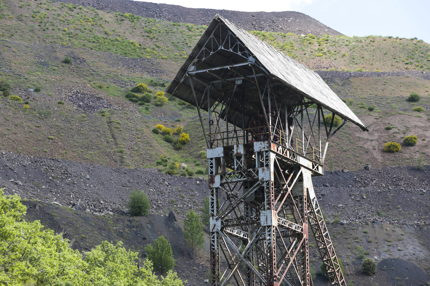 Instalaciones del Pozo Ibarra de Ciñera de Gordón en ruinas