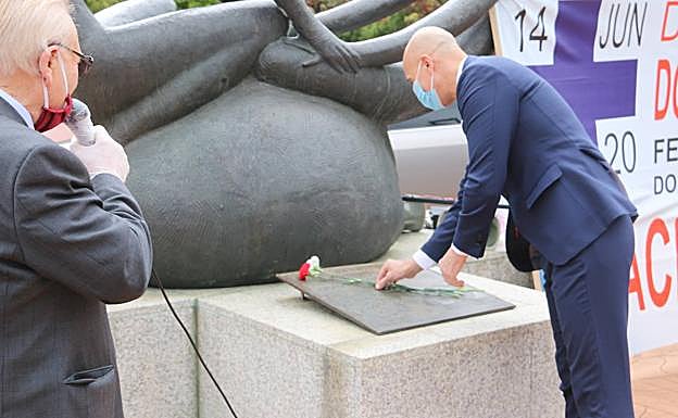 Imagen. El alcalde realiza la ofrenda. 