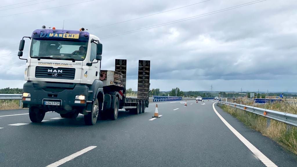 Fotos: Obras de reparación en la A-60 en sentido León