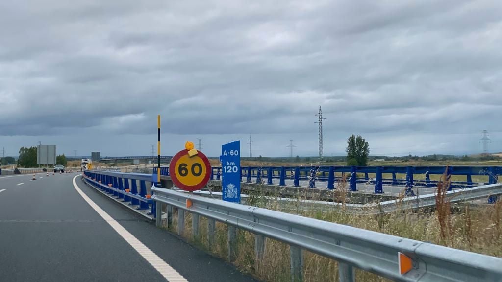 Fotos: Obras de reparación en la A-60 en sentido León
