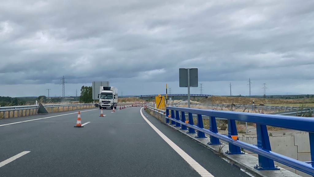 Fotos: Obras de reparación en la A-60 en sentido León
