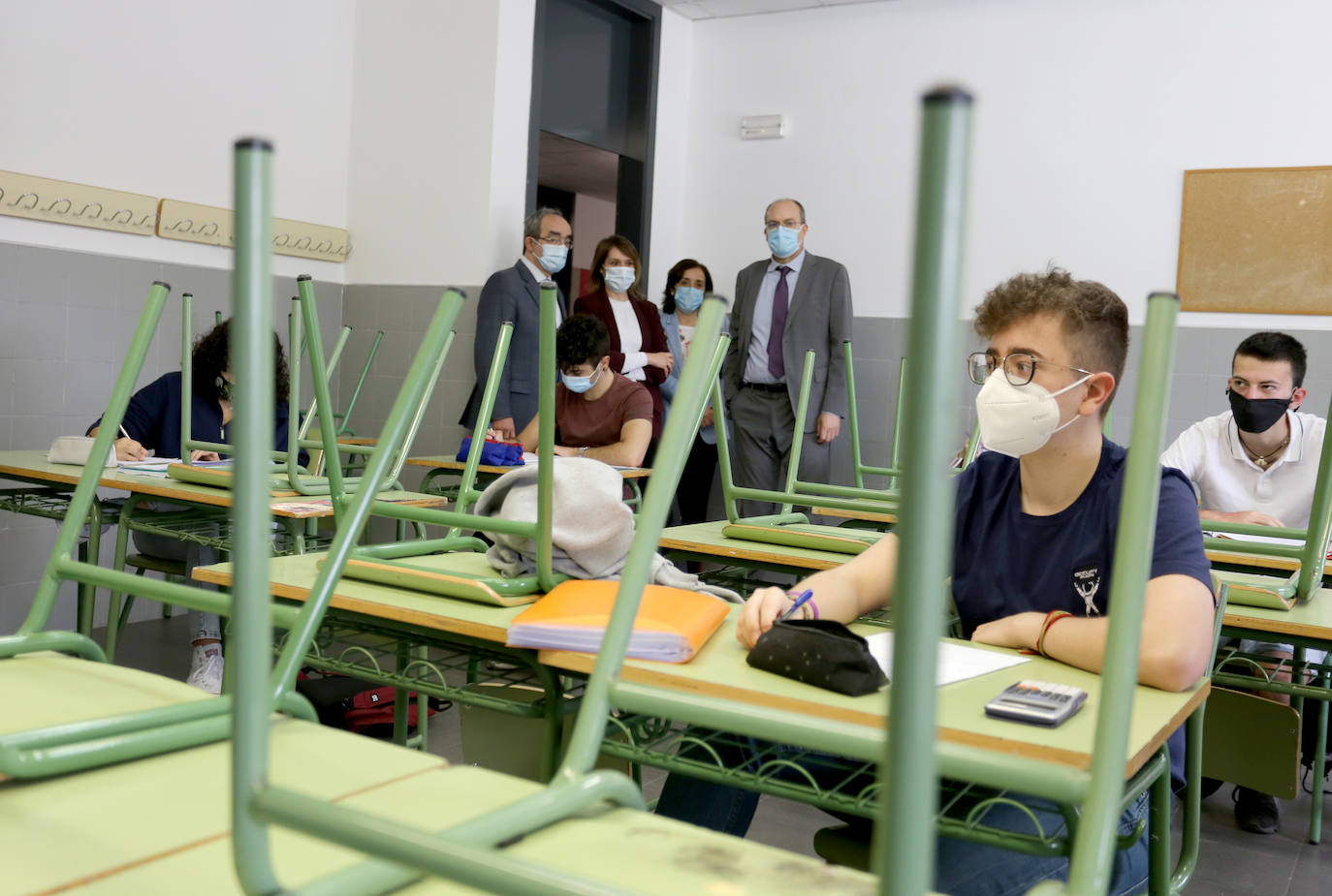 La consejera de Educación, Rocío Lucas, ha visitado a un grupo de alumnos que preparan la EBAU.