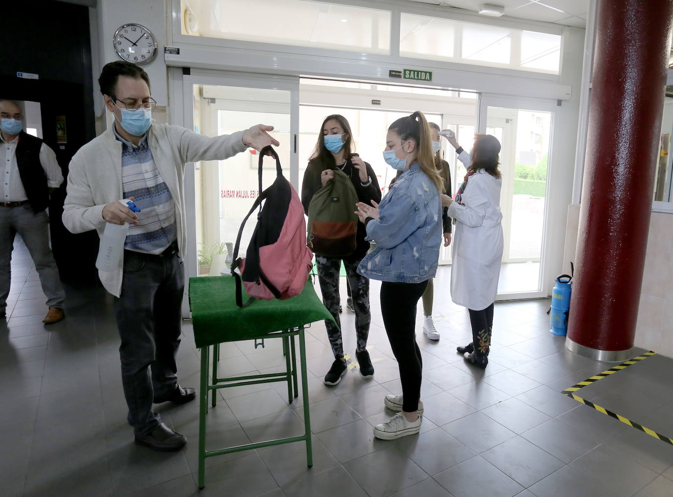 La consejera de Educación, Rocío Lucas, ha visitado a un grupo de alumnos que preparan la EBAU.