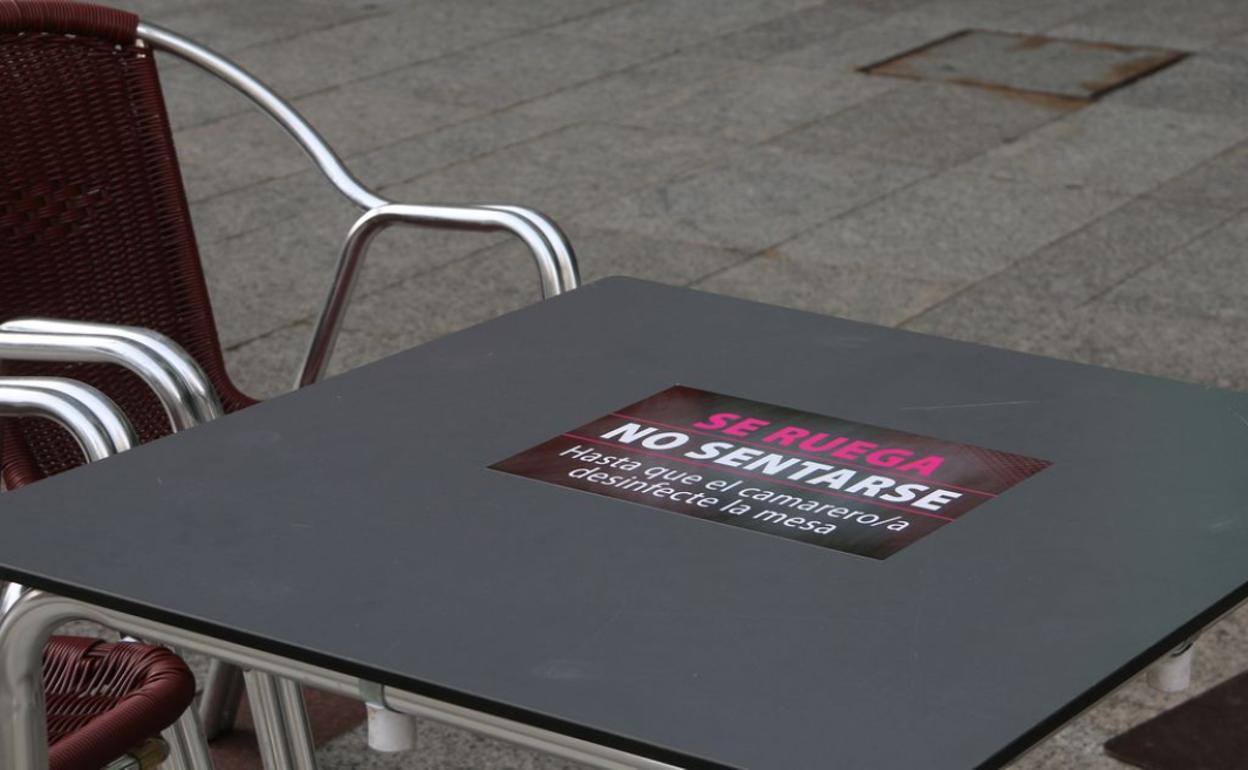 Una mesa en una terraza en la capital leonesa. 