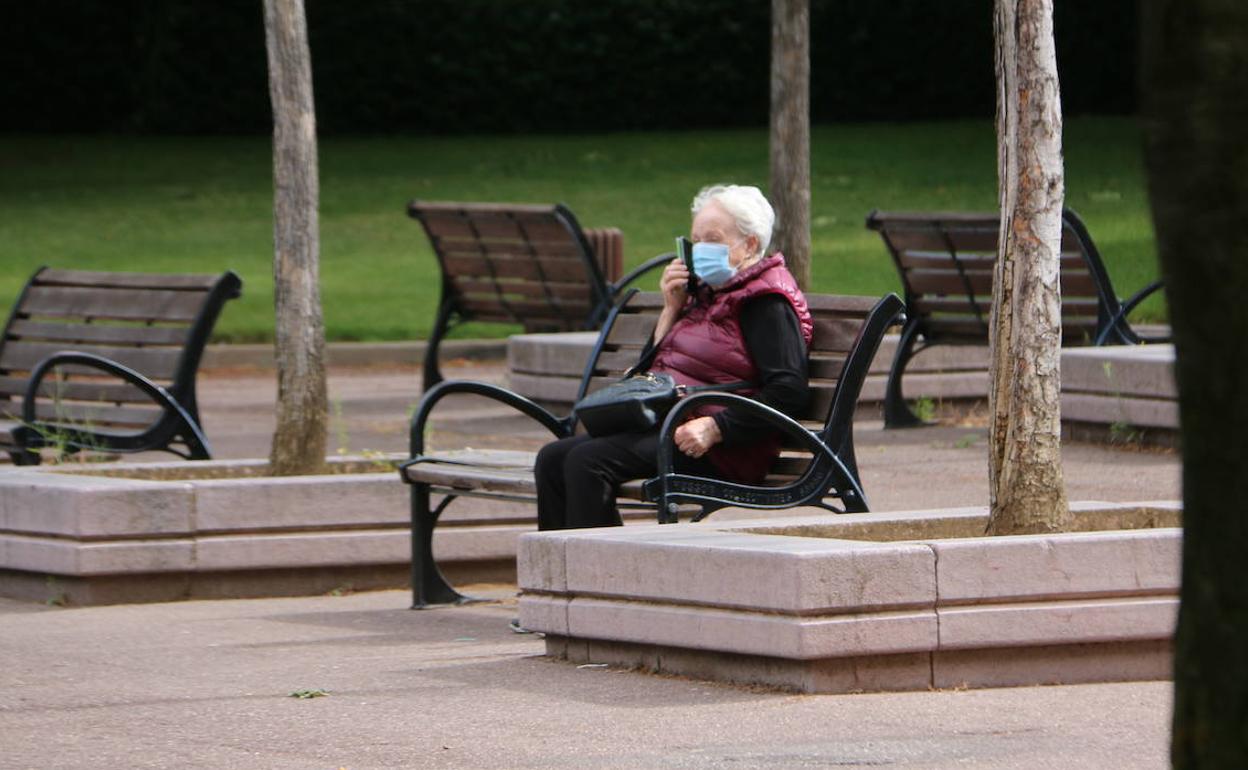 Una leonesa, este lunes, sentada en un banco de León.