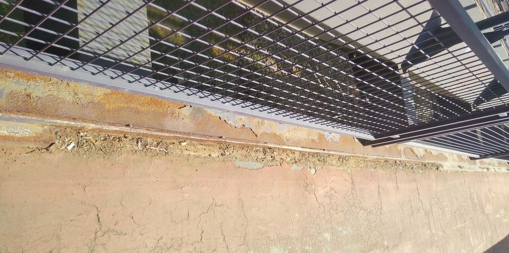 UPL reclama al equipo de gobierno del PSOE más diligencia en el mantenimiento de las zonas verdes de la ciudad. Imágenes facilitadas por la formación leonesista.