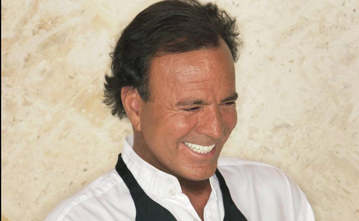 Julio Iglesias durante una sesión de fotos.