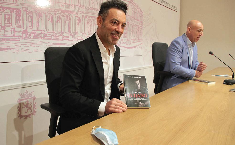 Manuel Quijano durante la presentación de su nuevo libro Detrás de la letra en el Salón de los Reyes del Ayuntamiento de León.