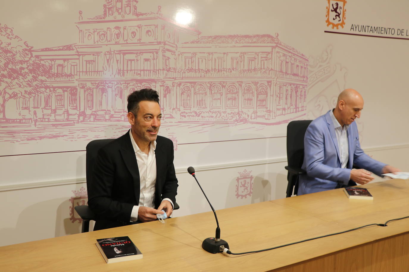 Manuel Quijano durante la presentación de su nuevo libro Detrás de la letra en el Salón de los Reyes del Ayuntamiento de León