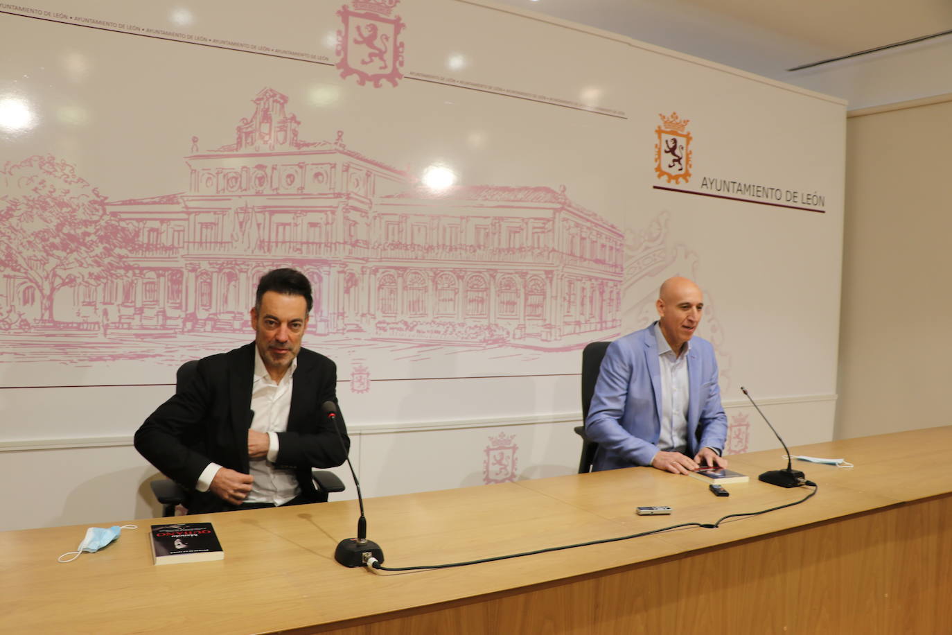 Manuel Quijano durante la presentación de su nuevo libro Detrás de la letra en el Salón de los Reyes del Ayuntamiento de León