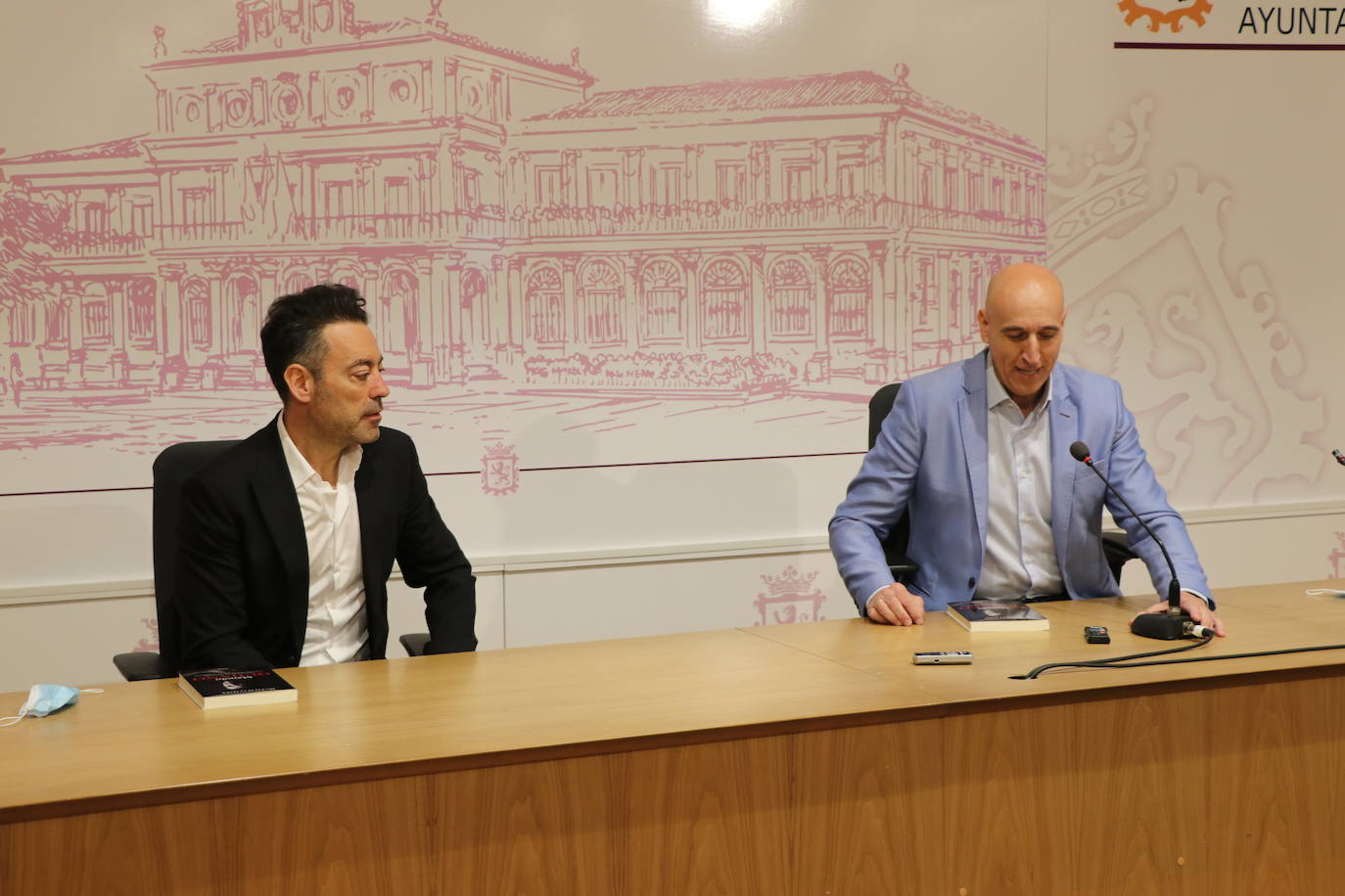 Manuel Quijano durante la presentación de su nuevo libro Detrás de la letra en el Salón de los Reyes del Ayuntamiento de León