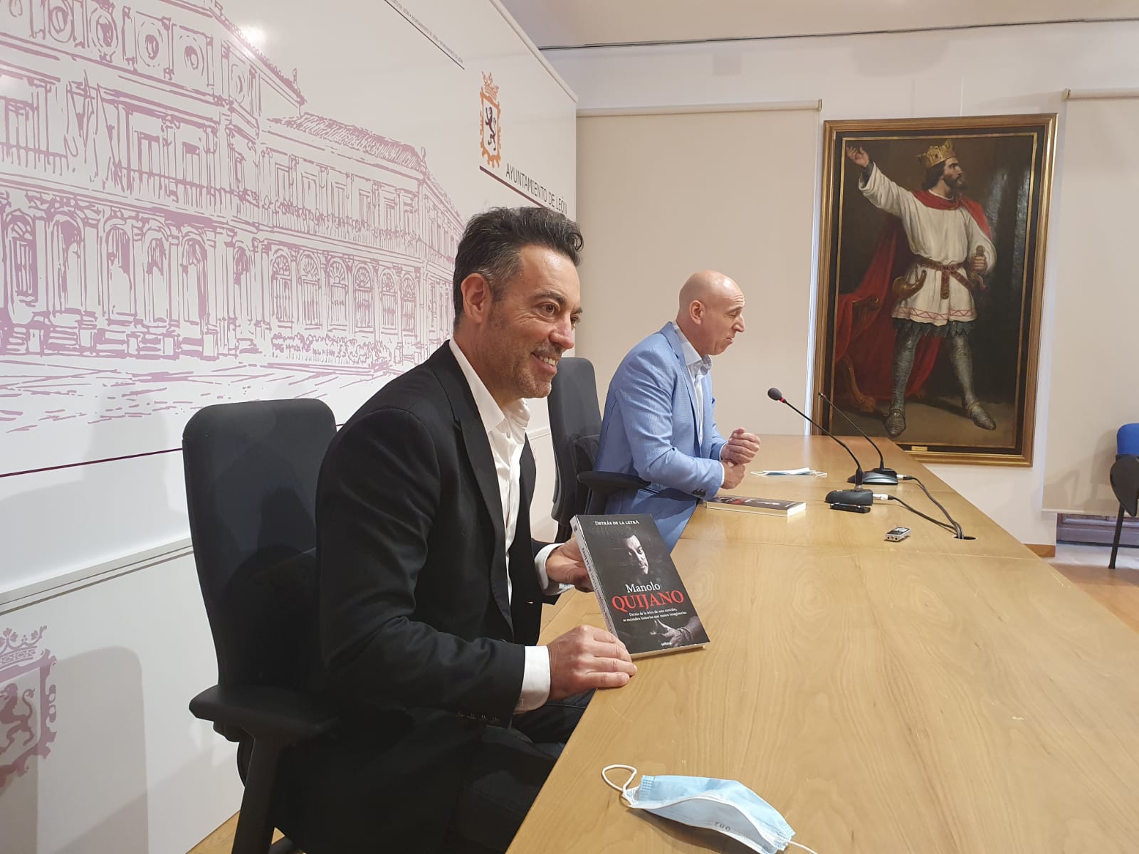 Manuel Quijano durante la presentación de su nuevo libro Detrás de la letra en el Salón de los Reyes del Ayuntamiento de León