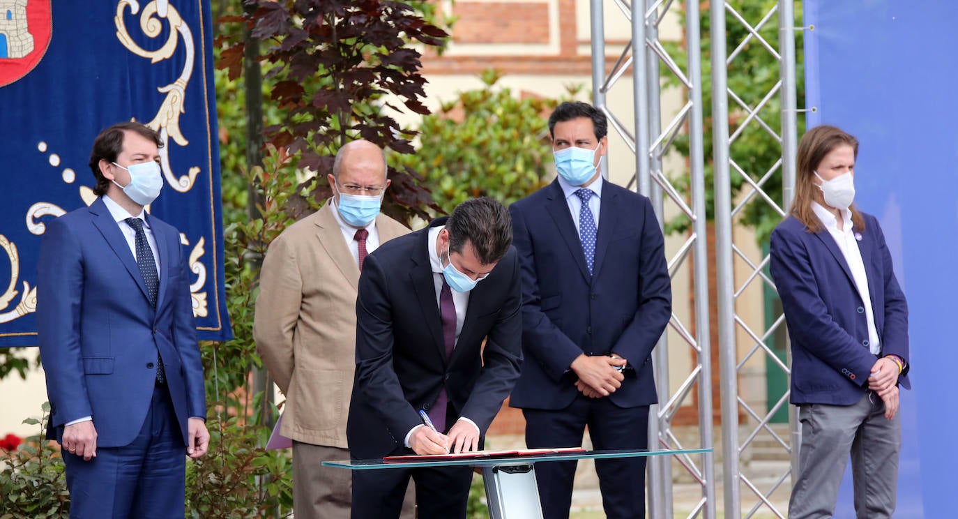Fotos: Firma del Pacto por la Recuperación Económica, el Empleo y la Cohesión Social en Castilla y León