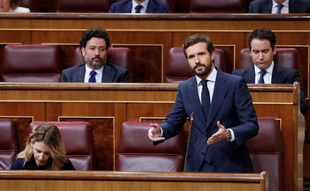 Sánchez y Casado envuelven su oferta de mano tendida en un cruce de reproches