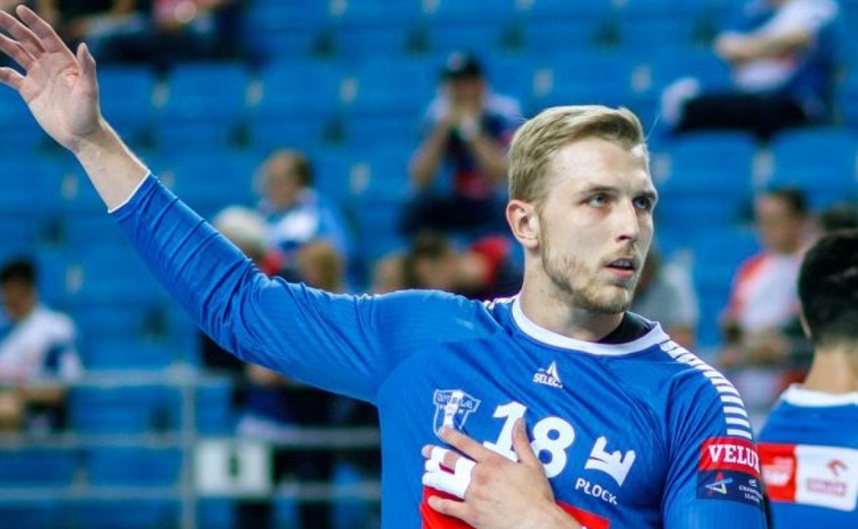 Mateusz Piechowski, en un partido con su antiguo equipo, el Orlen Wisla Plock. 