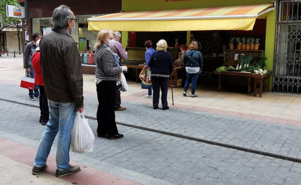 Colas para la compra de fruta en el centro de León. 