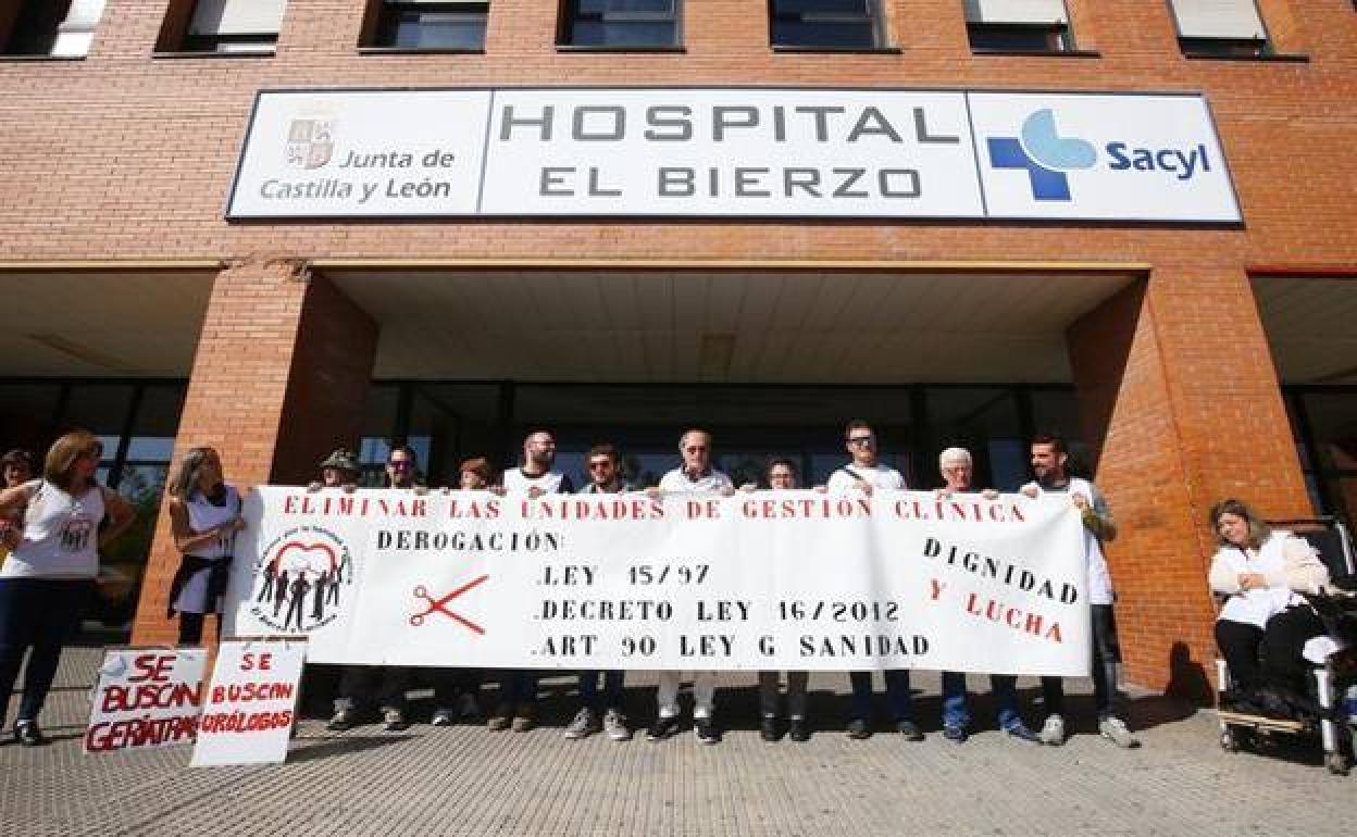 Protesta anterior frente al Hospital de El Bierzo.