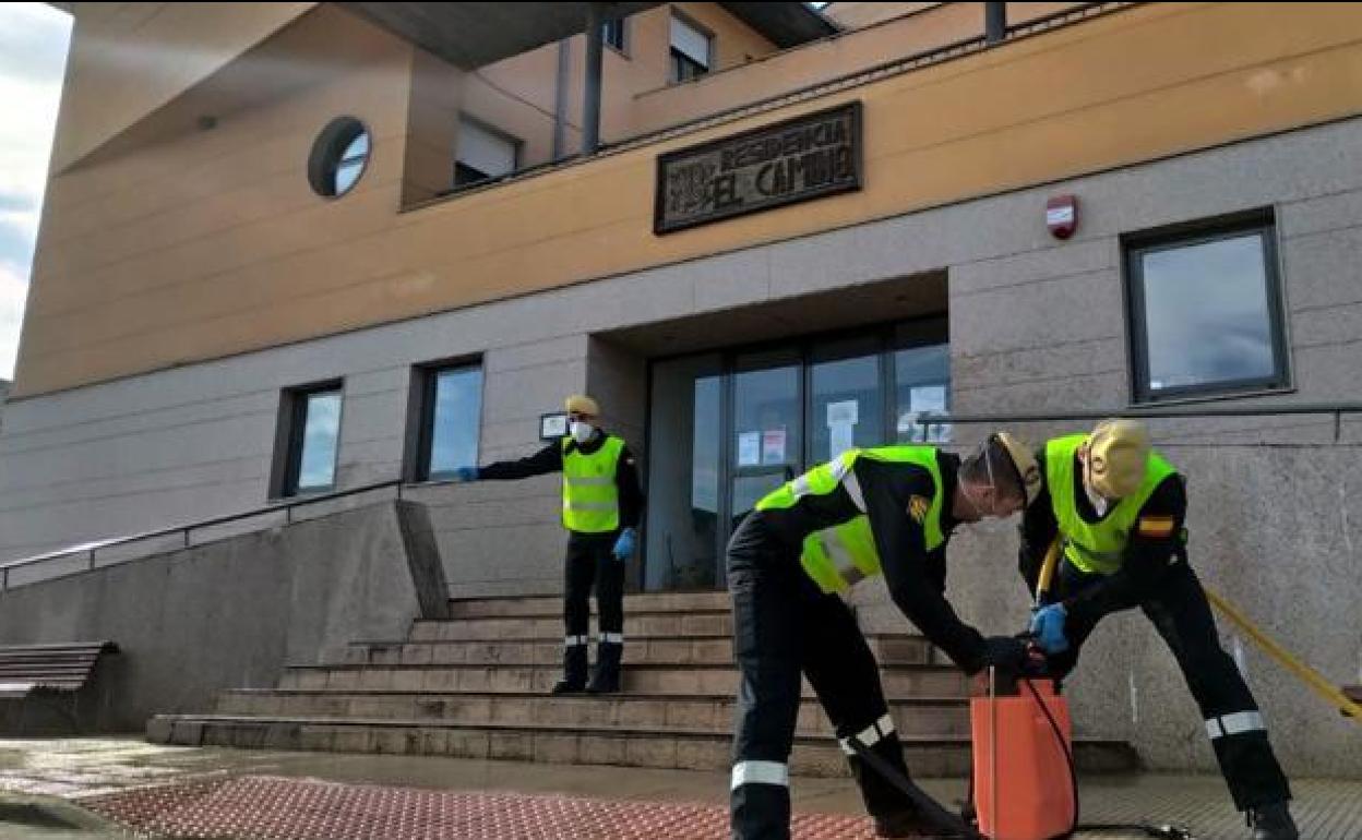 La UME desinfecta una residencia de ancianos en el mes de abril.