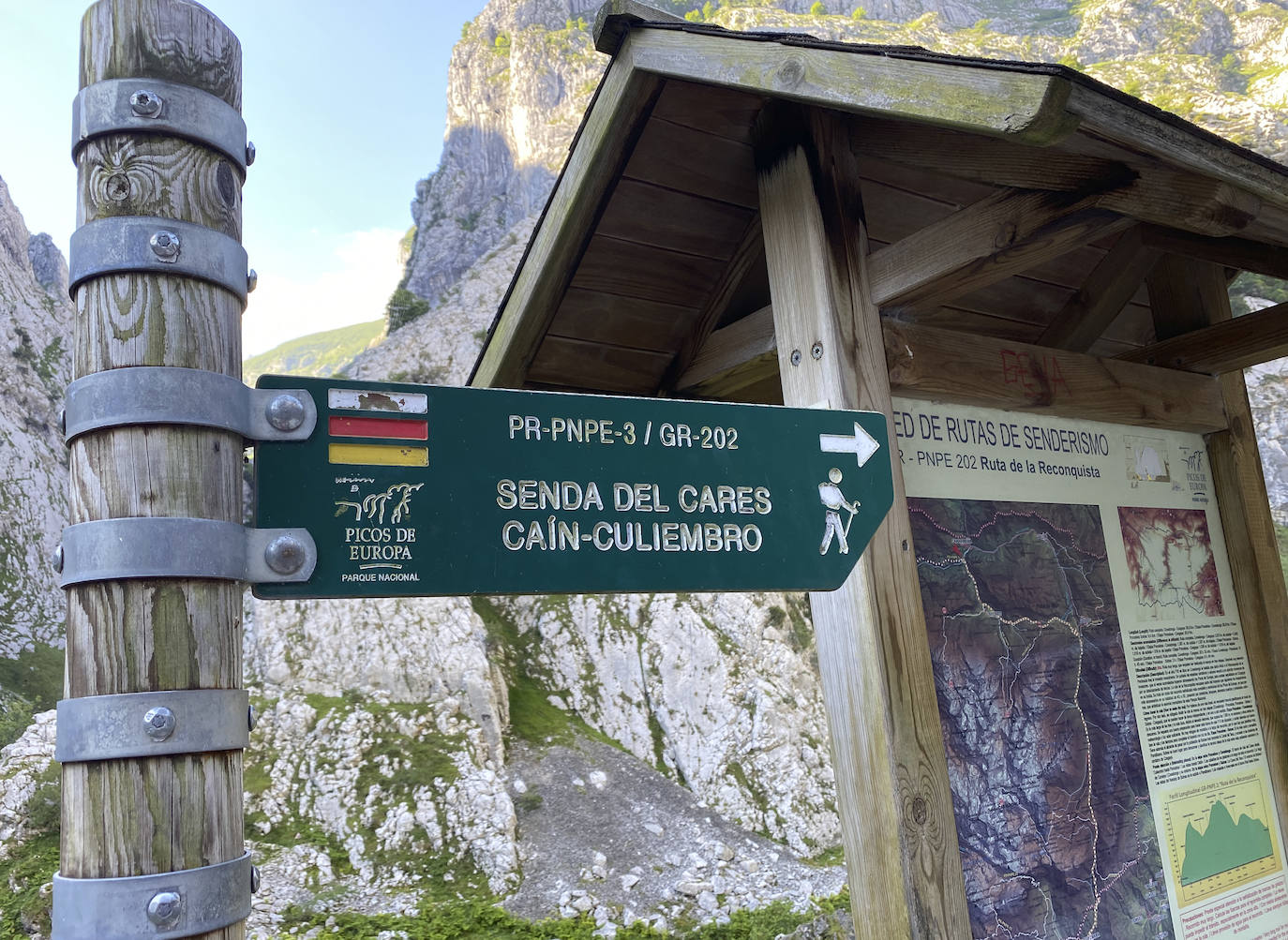 Los aficionados al senderismo han estrenado el verano y la nueva normalidad con un espléndido día para adentrarse en la montaña. El Urriellu, en los Picos de Europa, ha sido el telón de fondo mara muchos de los amantes de este deporte que ha acudido a realizar la popular Ruta del Cares. Poco a poco, el sendero va recuperando su afluencia habitual. 