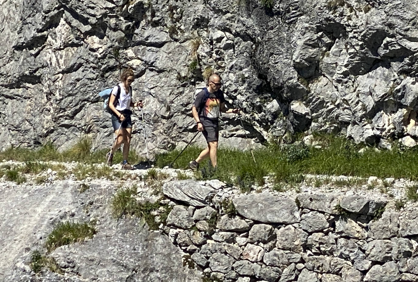 Los aficionados al senderismo han estrenado el verano y la nueva normalidad con un espléndido día para adentrarse en la montaña. El Urriellu, en los Picos de Europa, ha sido el telón de fondo mara muchos de los amantes de este deporte que ha acudido a realizar la popular Ruta del Cares. Poco a poco, el sendero va recuperando su afluencia habitual. 