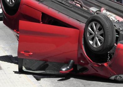 Imagen secundaria 1 - Algunas imágenes del coche volcado.