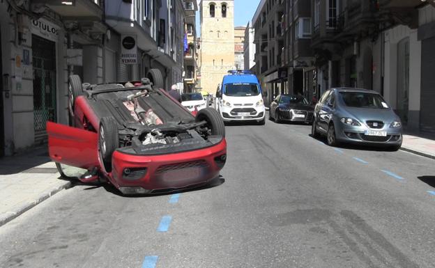 Imagen principal - Algunas imágenes del coche volcado.