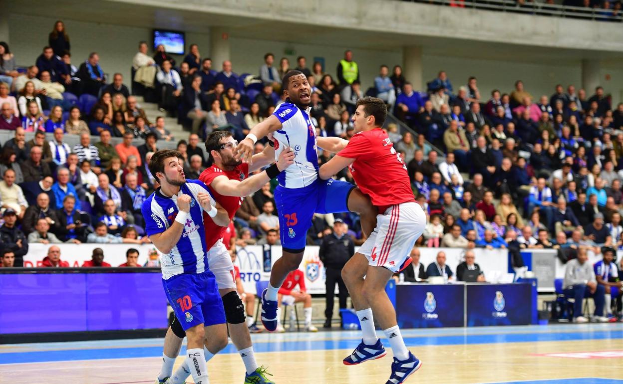 El jugador, durante una acción ofensiva con su equipo.