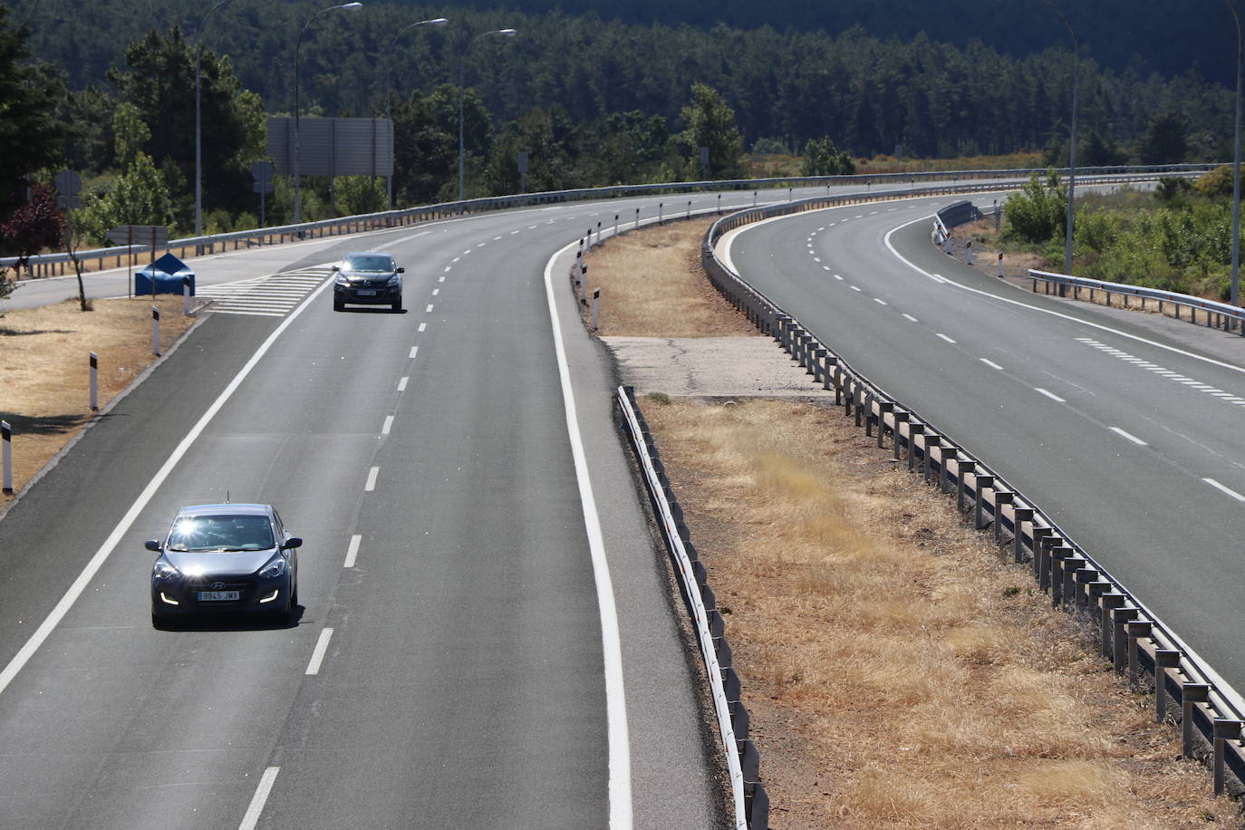 La Autopista del Huerna, que conecta León con Asturias, vive una jornada con mucha más actividad tras el fin del estado de alarma.