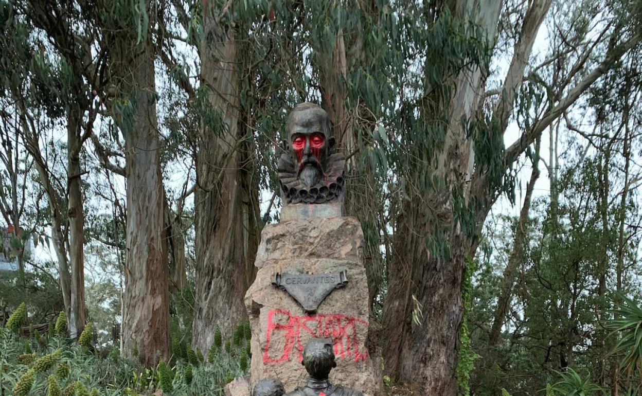 Señales del ataque a la estatua de Miguel de Cervantes en San Francisco.