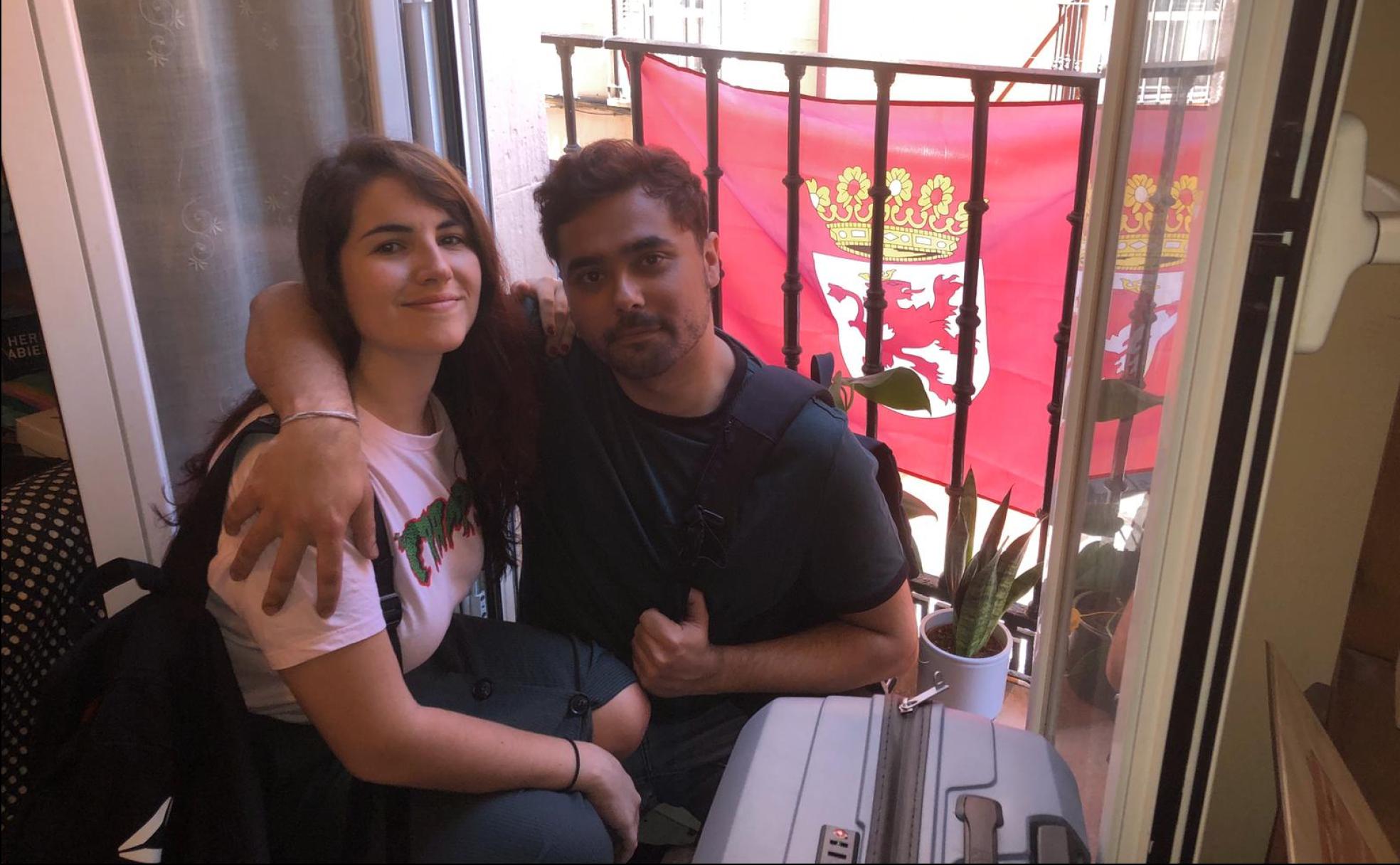 Pablo y Laura, en una fotografía junto a la bandera de León que cuelga de su balcón en el madrileño barrio de Lavapiés.