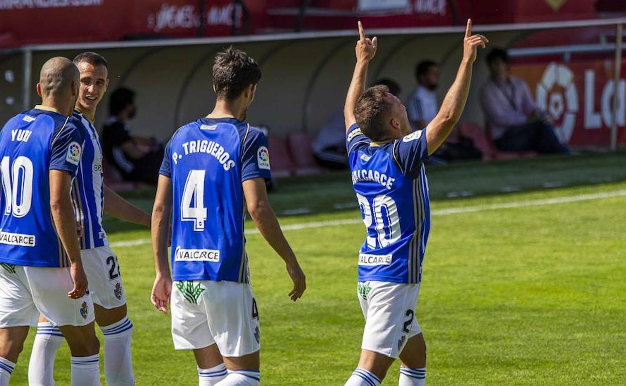 Pablo Valcarce celebra uno de sus goles con la Ponferradina.