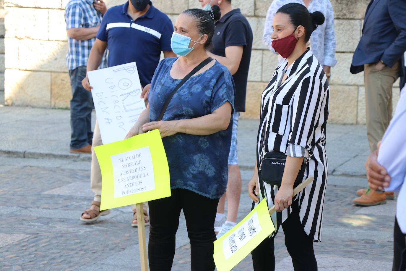 Un grupo de personas se concentran ante la sede municipal para protestar contra el alcalde de León.