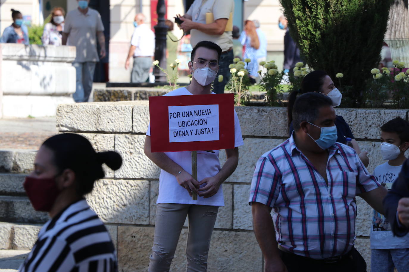 Un grupo de personas se concentran ante la sede municipal para protestar contra el alcalde de León.