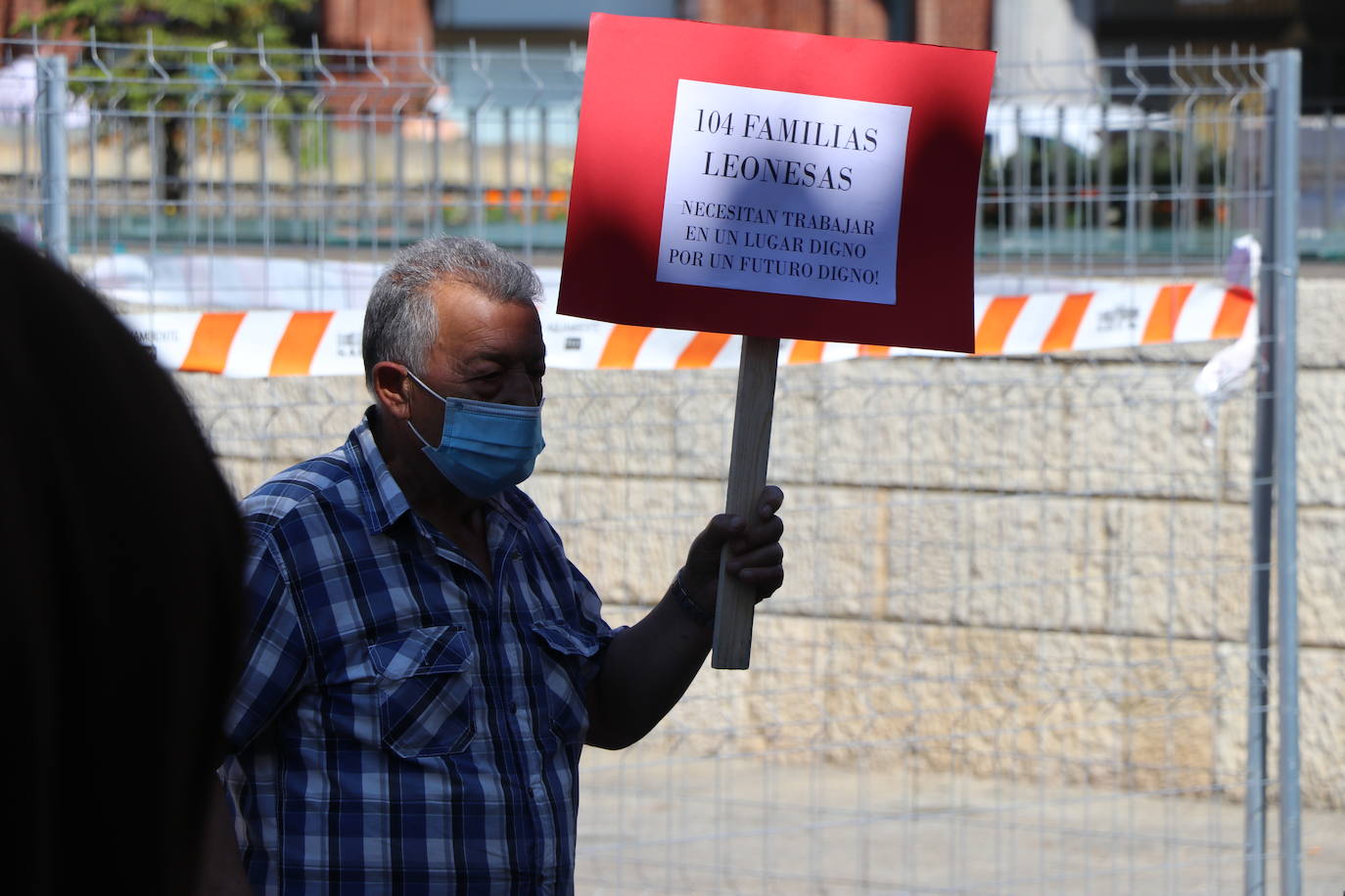 Un grupo de personas se concentran ante la sede municipal para protestar contra el alcalde de León.