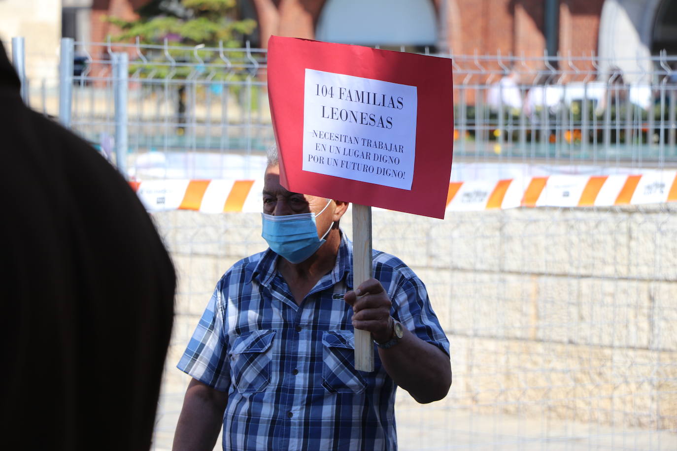 Un grupo de personas se concentran ante la sede municipal para protestar contra el alcalde de León.