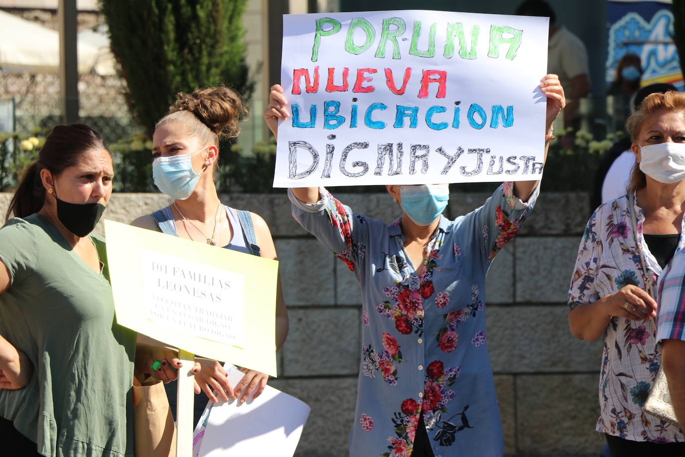 Un grupo de personas se concentran ante la sede municipal para protestar contra el alcalde de León.